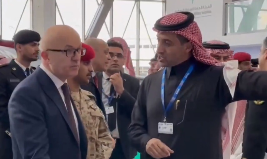 نائب وزير الدفاع التركي يتفقد المركبة السعودية المصفحة بمعرض الدفاع 99