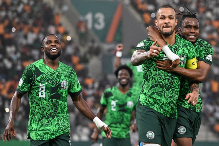 موعد مباراة نيجيريا وساحل العاج وكل ما يجب معرفته عن نهائي كأس أفريقيا 1 Nigeria's defender #5 William Troost-Ekong (2R) celebrates with teammates after scoring his team's first goal from the penalty spot during the Africa Cup of Nations (CAN) 2024 semi-final football match between Nigeria and South Africa at the Stade de la Paix in Bouake on February 7, 2024. (Photo by Issouf SANOGO / AFP)