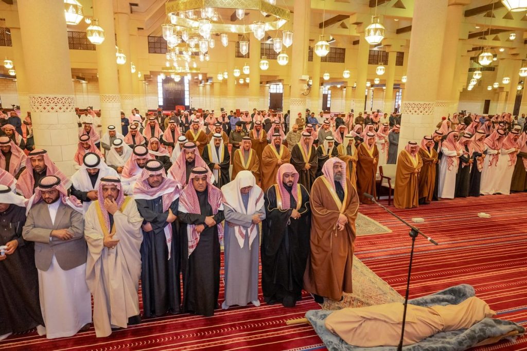 نائب أمير الرياض يؤدي صلاة الميت على الأمير مشاري بن مقرن بن محمد بن مقرن GFbRM8 XIAAiEoJ