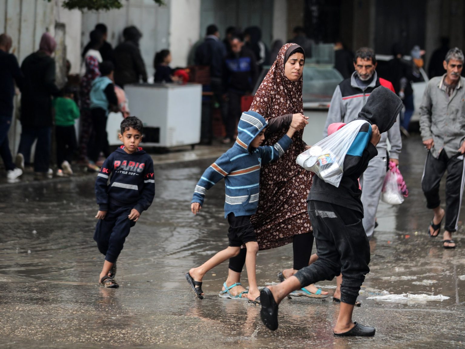 “وين نروح؟” سؤال أهل غزة اليومي GettyImages 1843514091 1707067339