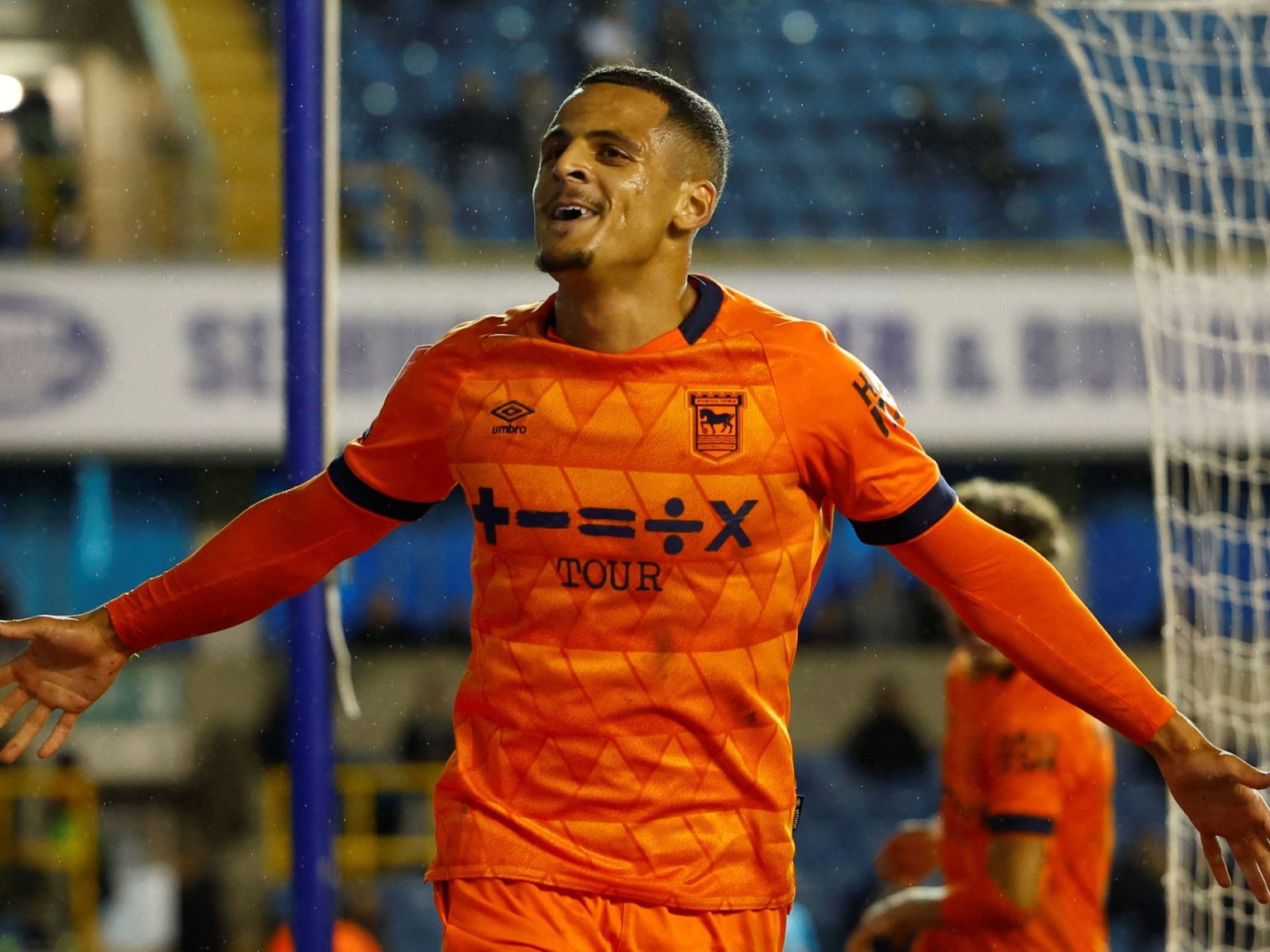 لاعب منتخب العراق يستهجن مصادرة علم بلاده من مدرجات البطولة الإنجليزية RC2L26APPKCS 1708358110