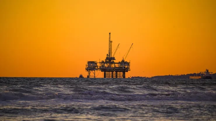 أسعار النفط ترتفع بفعل التوترات في الشرق الأوسط ajel2F2024 022F6052b6db 3f23 4412 9481 e340fc936e0b2F107370786 1707401803933 gettyimages 1930881439 ocr l sunset 0109 07 lo.webp