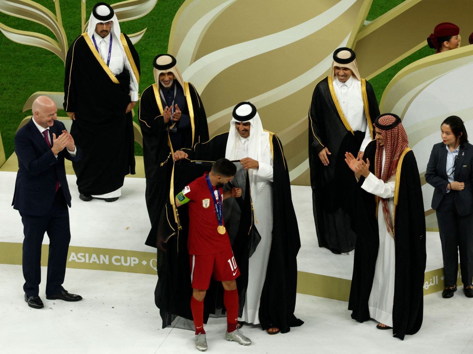 على غرار ميسي بمونديال قطر.. “البشت” يزيّن احتفال الهيدوس بكأس آسيا doc 34j69ub 1707590713