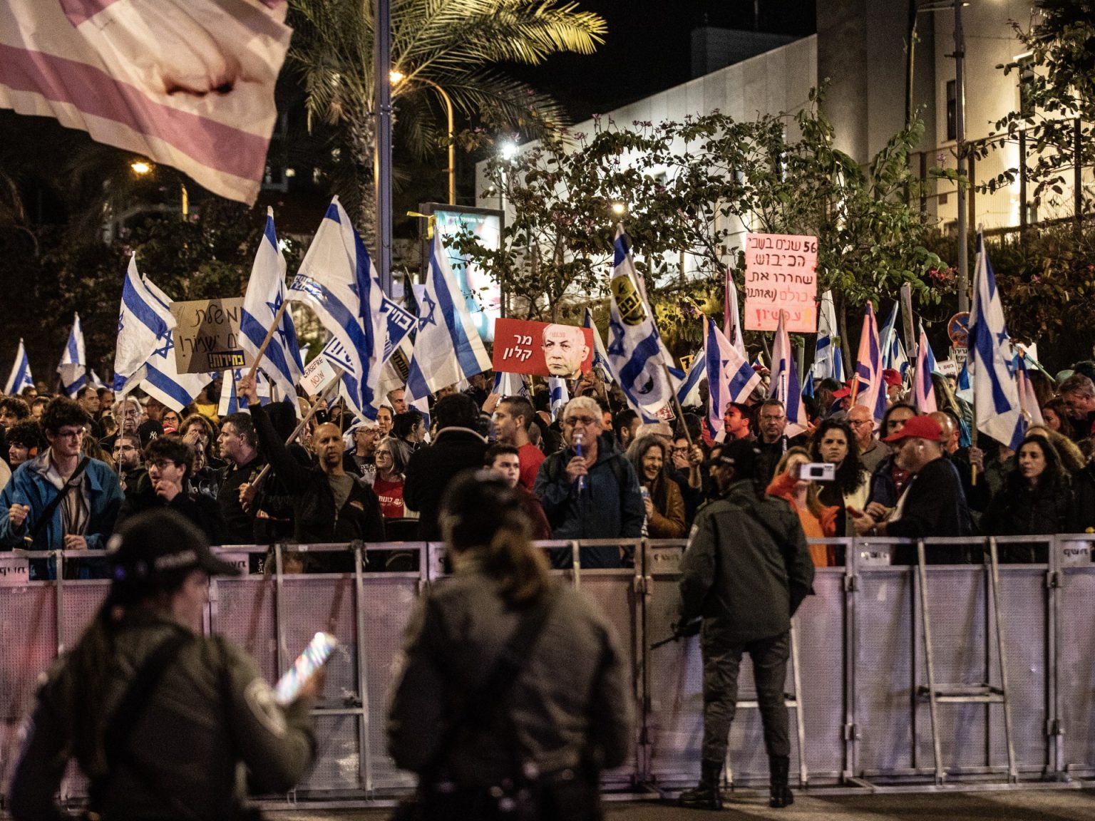 خلافات بمجلس الحرب الإسرائيلي ونتنياهو يؤكد إدارة المفاوضات بنفسه احتجاج ضد نتنياهو 1710574302