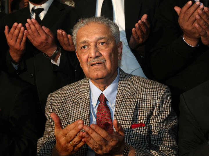 الأسد الباكستاني المتحفز.. رحلتي إلى ديار إقبال وآثاره 30 العالم النووي عبد القدير خان مهندس البرنامج النووي الباكستاني (الفرنسية)