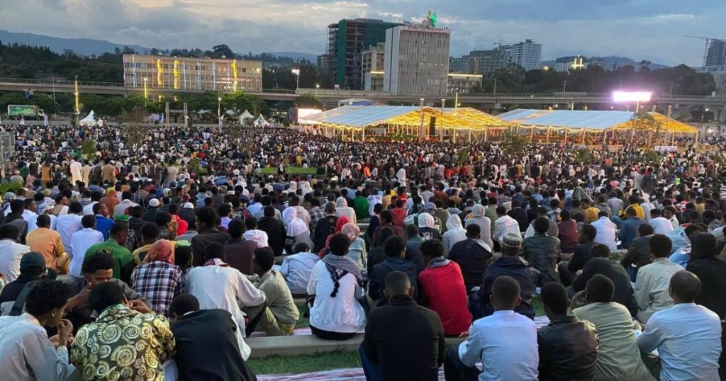 مشاركة مسلمي إثيوبيا بالآلاف في إفطار جماعي 10 1711616899