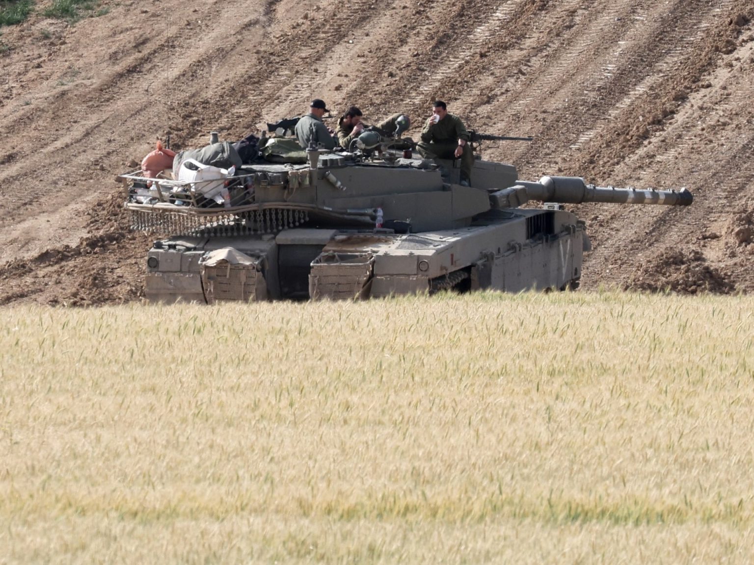 ضابط إسرائيلي يقر بإطلاق نار على زملائه وفق “بروتوكول هانيبال” 12122673 1711712537