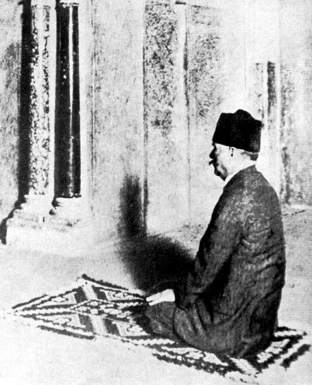 الأسد الباكستاني المتحفز.. رحلتي إلى ديار إقبال وآثاره 12 إقبال أول من صلي بمسجد قرطبة بعد 700 عام من تحويله كنيسة