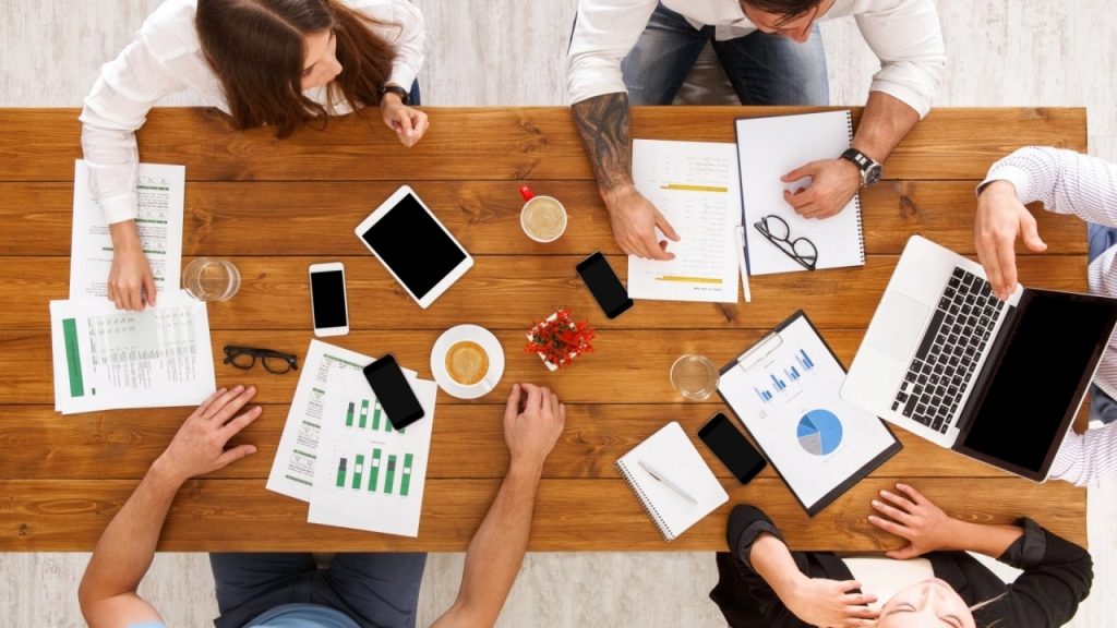 كيف نتخلص من الثرثرة ونجد مخرجاً من «الاجتماعات القاتلة»؟ 1710541383 image