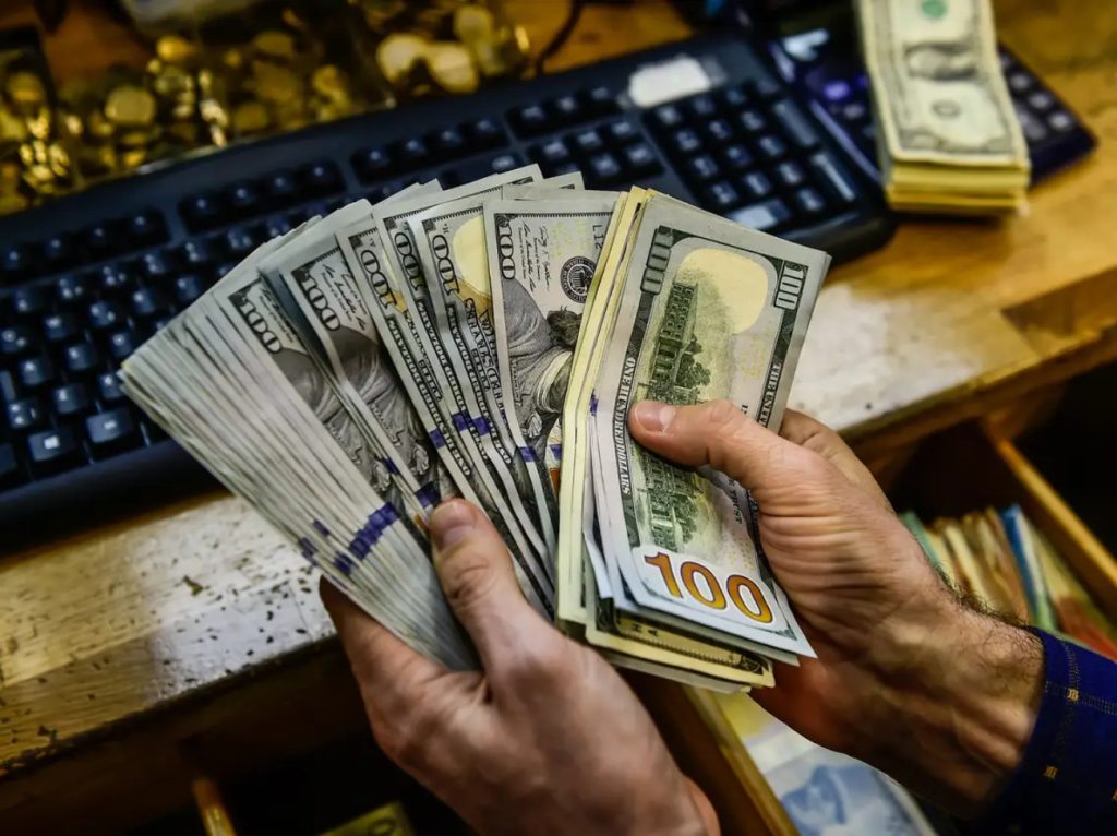 تراجع الدولار واليورو مقابل الروبل في بورصة موسكو 1710743900 image