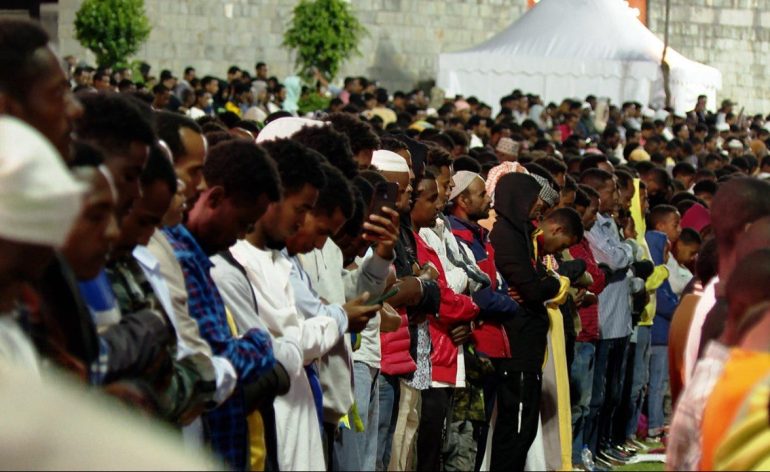 مشاركة مسلمي إثيوبيا بالآلاف في إفطار جماعي 2 أداء صلاة المغرب في إفطار العاصمة أديس أبابا