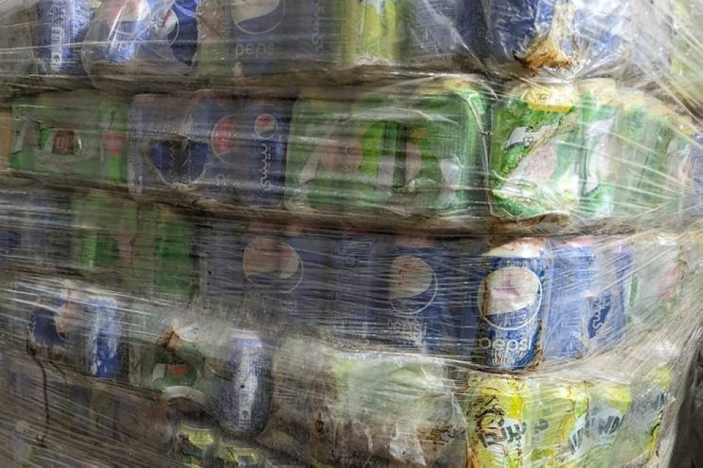 جدة: ضبط مستودع لتخزين مشروبات غازية غير مصرح ببيعها ومواد فاسدة 2370190