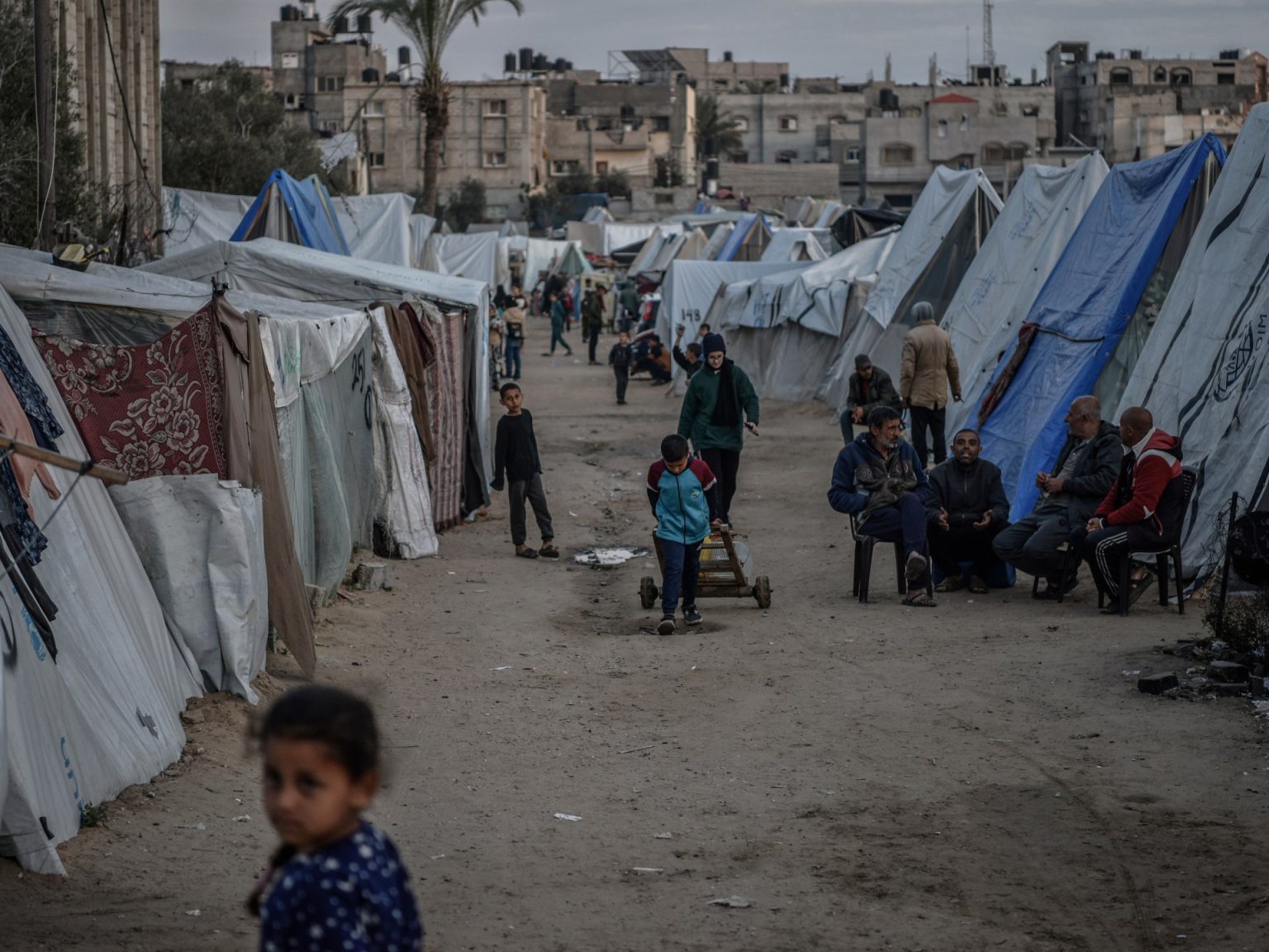 إسرائيل تتحدث عن استمرار المفاوضات ونتنياهو يلتقي عائلات الجنود الأسرى بغزة 33945616 1710084457