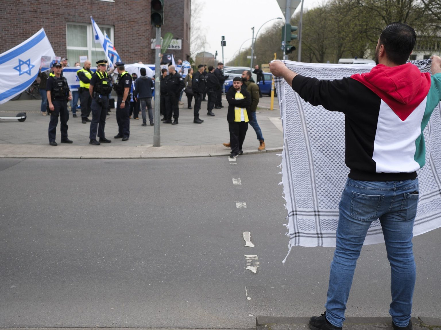 شاهد.. اعتداءات وحشية على متضامنين مع فلسطين بألمانيا 34136959 1711827647