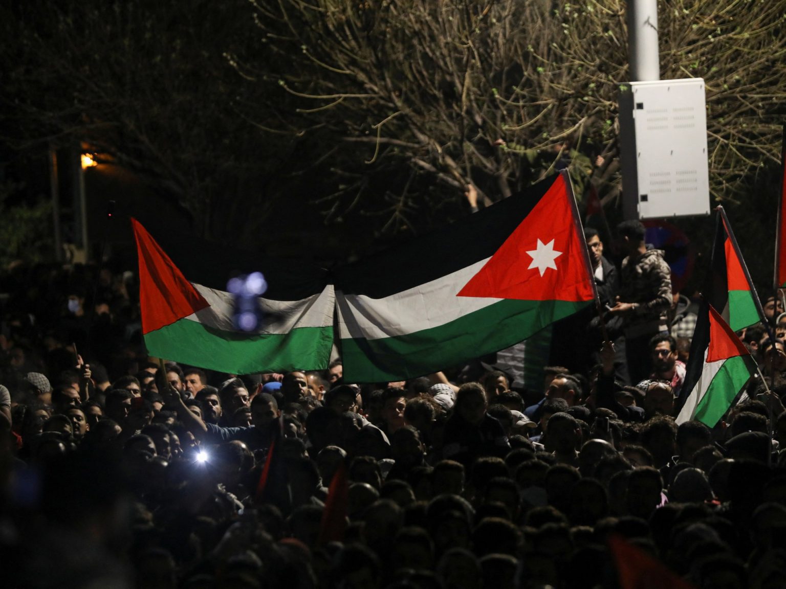 اعتقال الأمن الأردني للمتظاهرين بمحيط السفارة الإسرائيلية يشعل منصات التواصل 6 1711872506