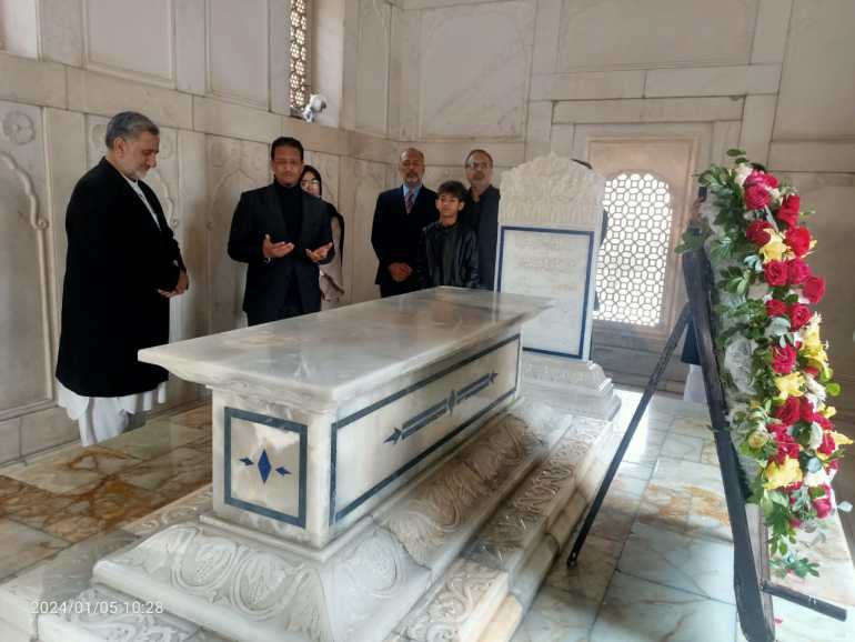 الأسد الباكستاني المتحفز.. رحلتي إلى ديار إقبال وآثاره 6 داخل مزار إقبال، مع مدير أكاديمية إقبال، د. رفيقي