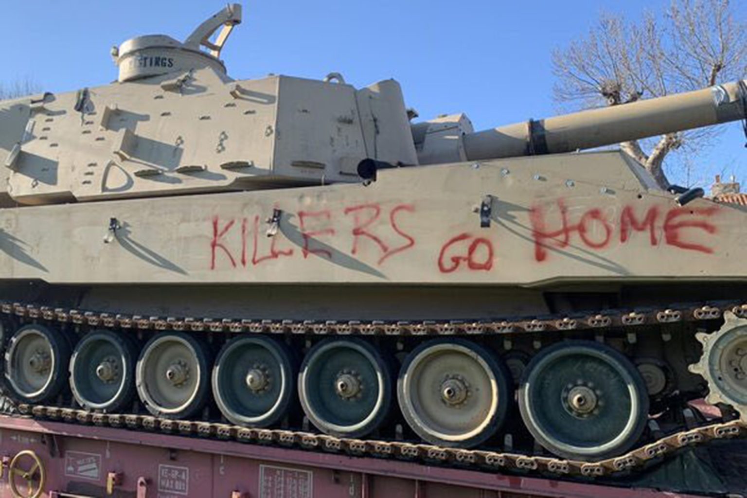 محتجون يونانيون يوقفون قطارا يحمل دبابات للناتو GJcmj1QWcAA4qy7 1711297020