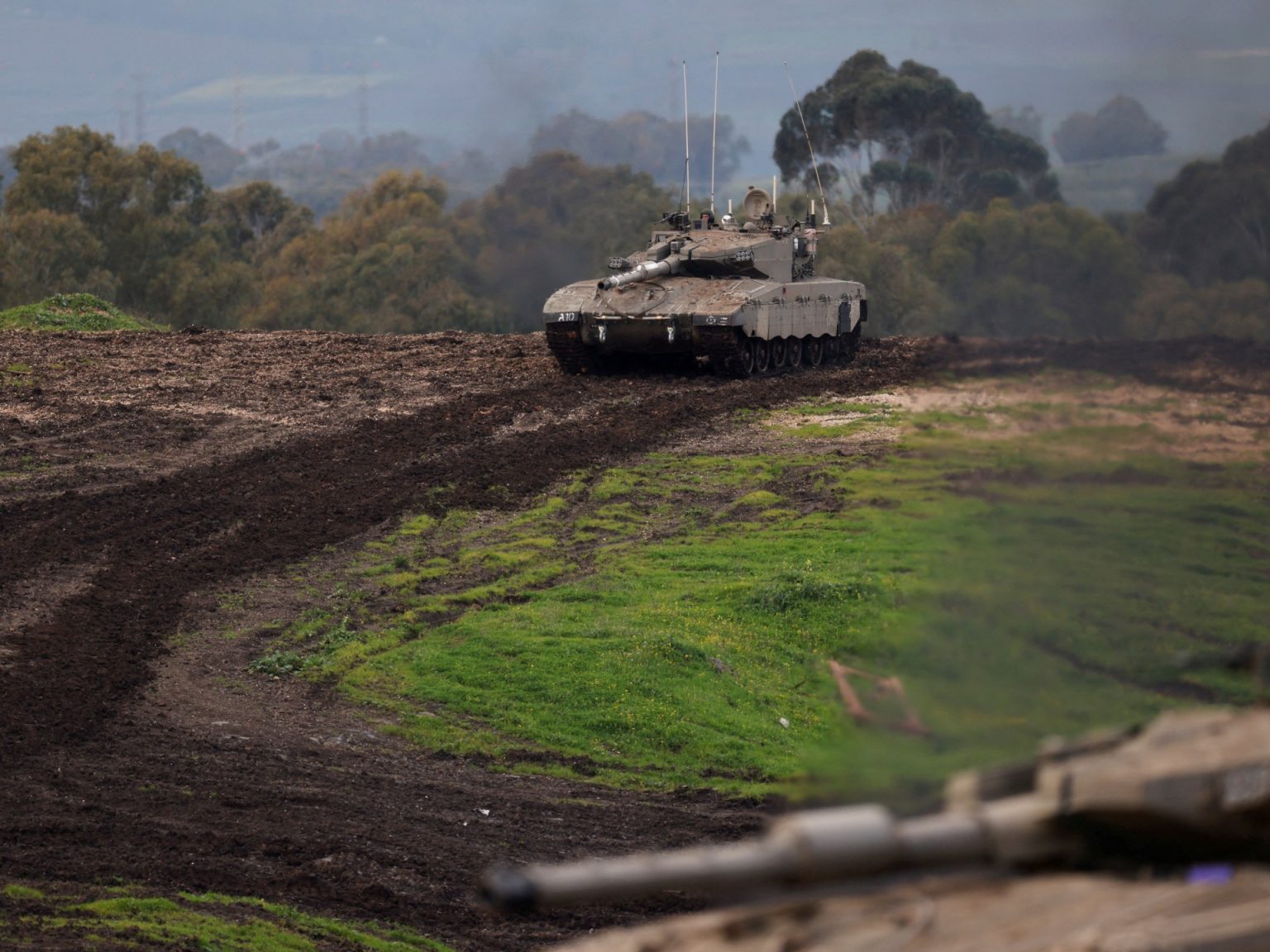 حزب الله يقصف الجولان المحتل بعشرات الصواريخ والاحتلال يستهدف بعلبك Golan 1711240593