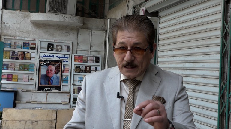 الأطعمة مكان كتب بغداد.. شارع المتنبي يفقد رونقه الثقافي 6 الكاتب محسن البهادلي ... من رواد شارع المتنبي الأطعمة والموضات تحتل مكان الكتب في شارع المتنبي - الجزيرة نت