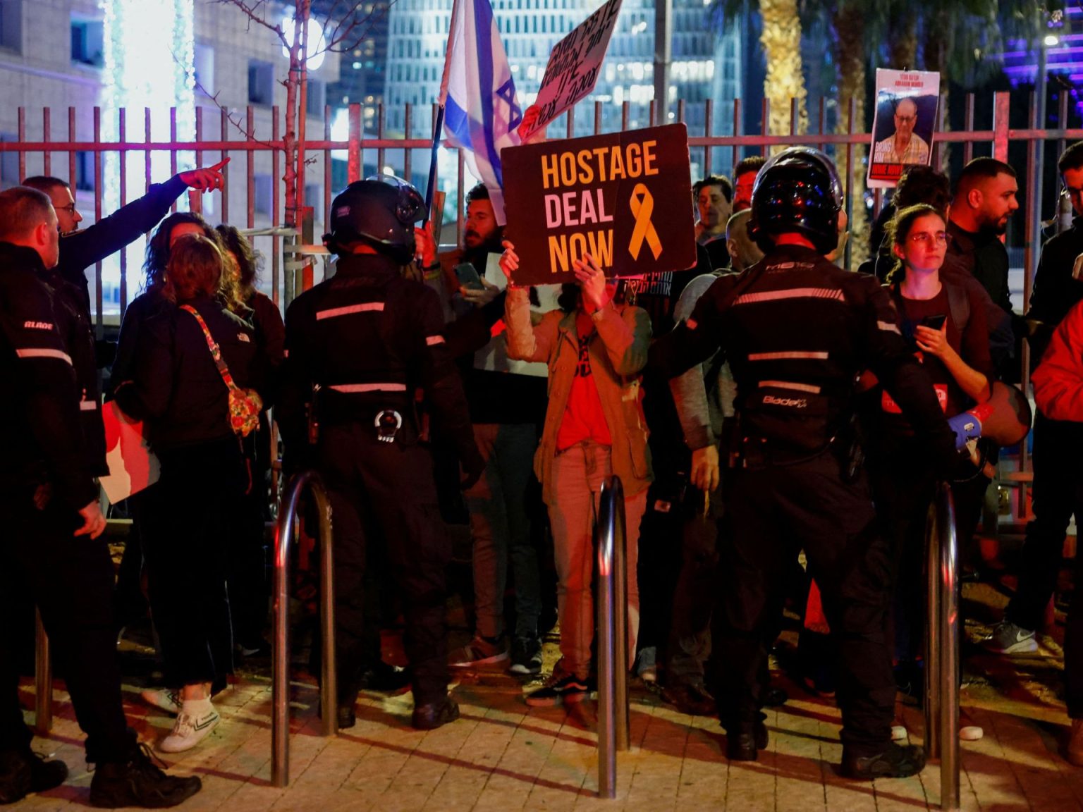 الشرطة الإسرائيلية تحذر المطالبين بإسقاط نتنياهو قبل مظاهرة الأحد RC2PT6AFF0LR 1711654348