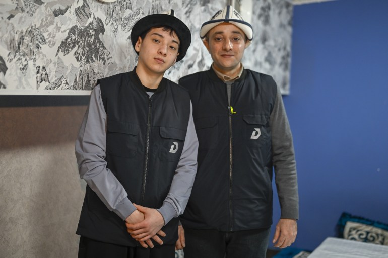 إسلام خليلوف يروي تفاصيل إنقاذ عشرات الأرواح في هجوم موسكو 1 حكاية الفتى المسلم إسلام خليلوف، أصبحت تروى في روسيا على كل لسان بعد أن أصبح الآن "بطلا" في روسيا، بعدما تمكن من إنقاذ أكثر من 100 شخص من الموت في الهجوم الإرهابي على قاعة الحفلات الموسيقية في العاصمة موسكو قبل أسبوع.كانت لحظات الهجوم مرعبة ومفاجئة على الفتى، لكنه أدرك سريعا أهمية السيطرة علي مشاعر الخوف التي تمكنت منه للحظات، وتطبيق خطط الإخلاء التي تدرب عليها خلال عمله في قاعة الاحتفالات بطريقة سريعة وتلقائية حفاظا على نفسه والأرواح التي تملأ القاعة. وأكد خليلوف للأناضول أن قدرته على إنقاذ أكثر من 100 شخص في الهجوم على قاعة الحفلات في مدينة كروكوس بموسكو، نابعة من "تصرفه وفق خطة الإخلاء، واستماع الناس لتعليماته بوعي أو بدون وعي". ( Sefa Karacan - وكالة الأناضول )