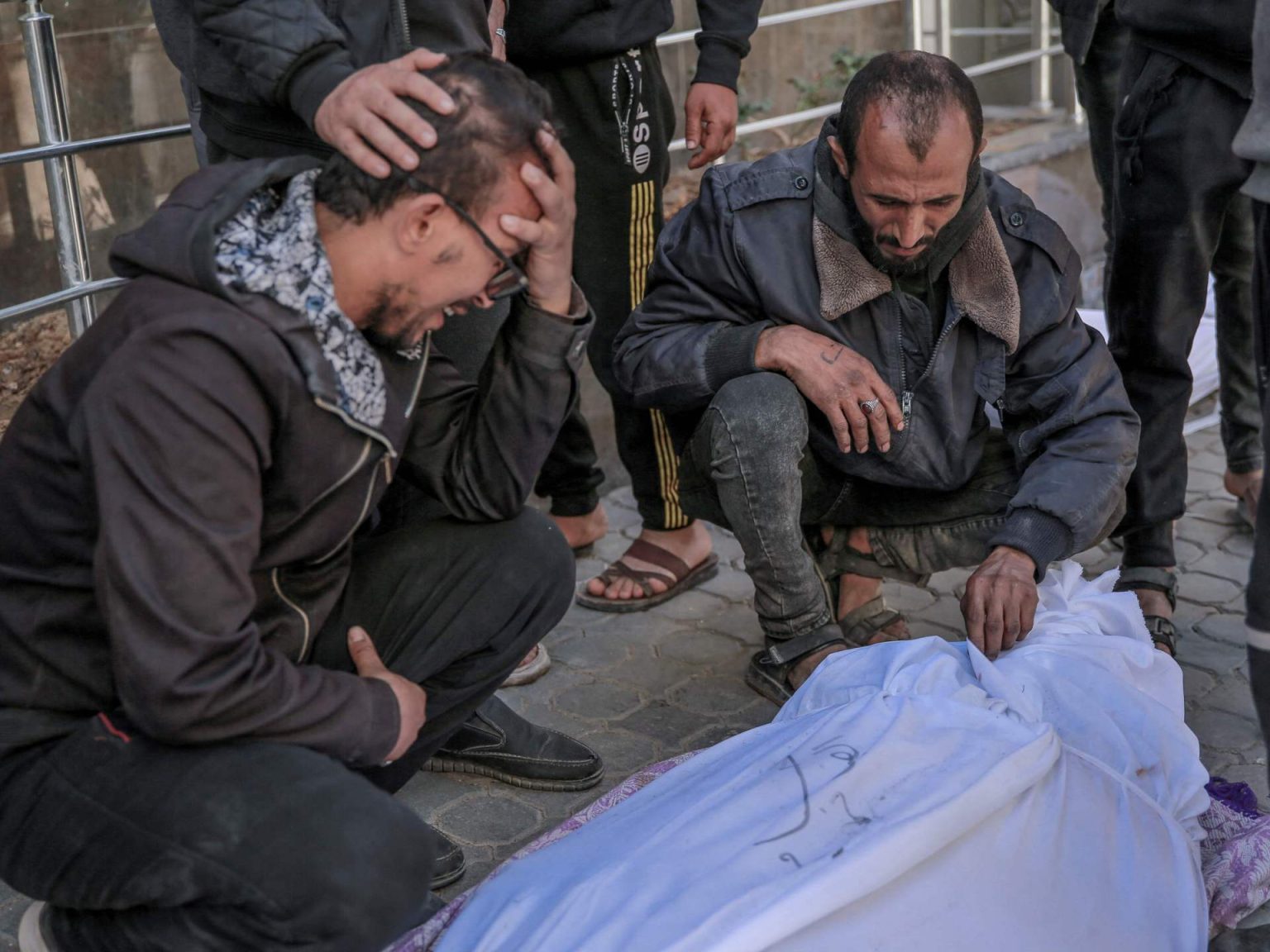 مستشفيات غزة تحت الحصار والقصف واستشهاد 7 مرضى doc 34ke69h 1711367155