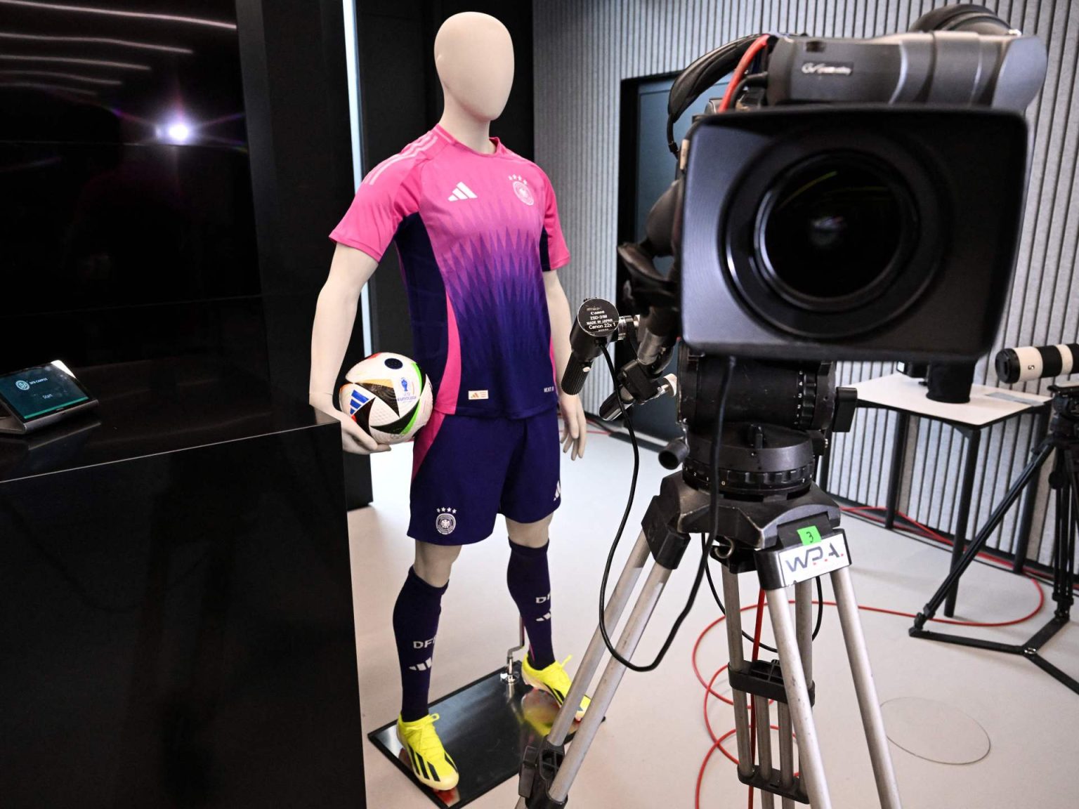 أديداس تستسلم وتعلن عدم قدرتها على مجاراة عرض نايكي للمنتخب الألماني doc 34lz47x 1711102335