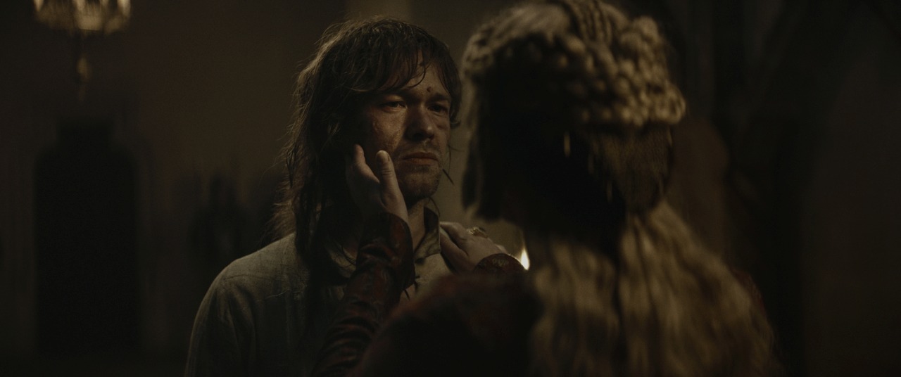 داخل القبو تشعر الملكة بحقيقة ولدها