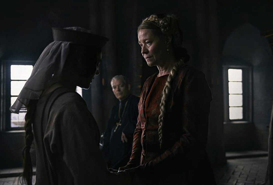 نساء يساعدن الملكة على معرفة ما يبته الالمان