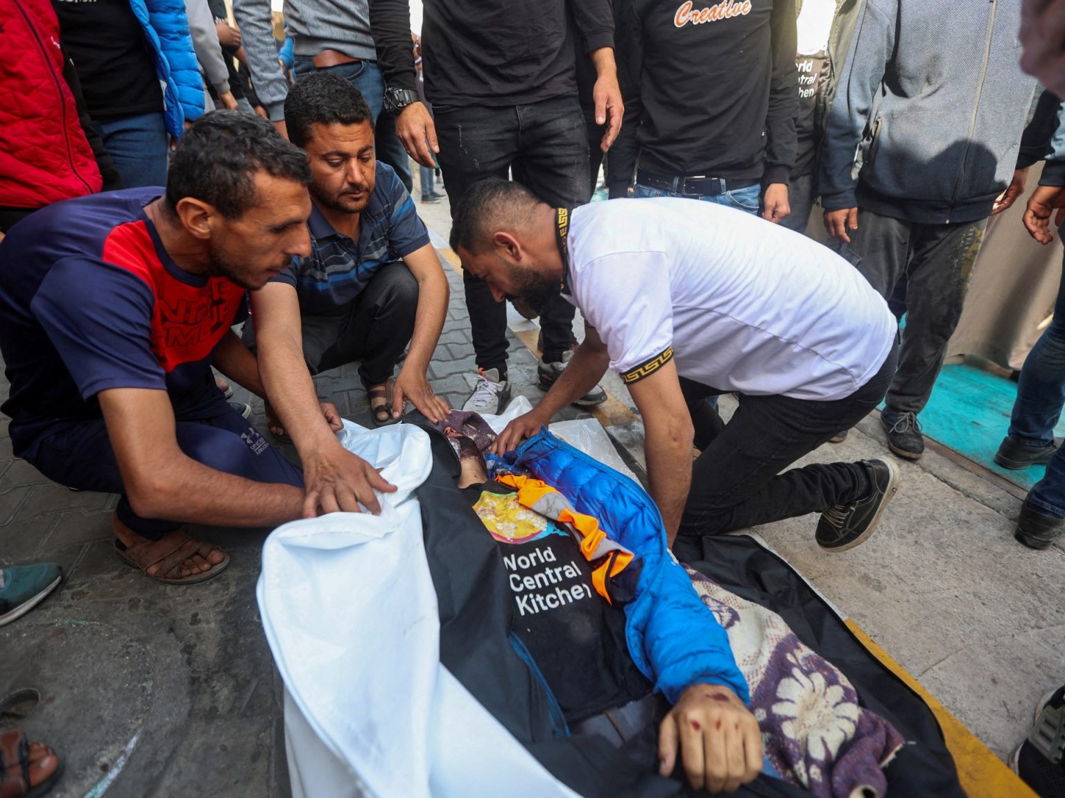 “المطبخ العالمي” يكشف إصابة أحد موظفيه قبل مقتل 7 منهم بغزة سيسش 2 1712074321