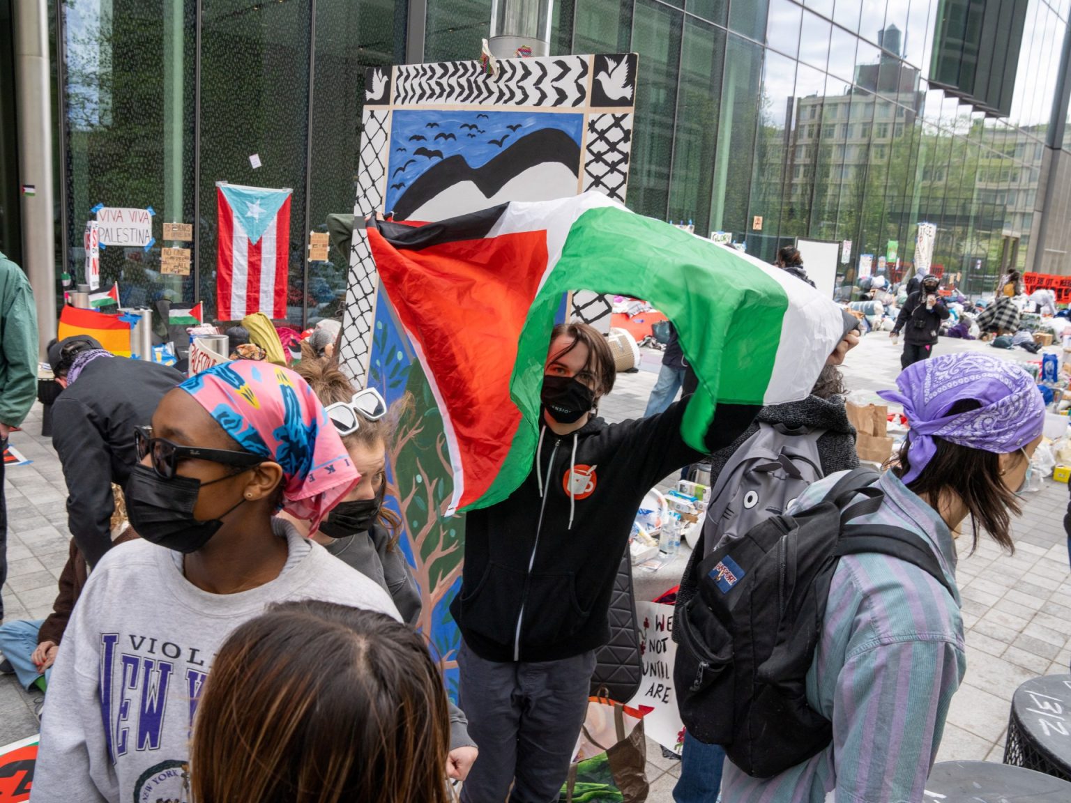 مغردون: لماذا يغطي طلاب الاعتصامات بأميركا وجوههم؟ ييي 4 1714379486