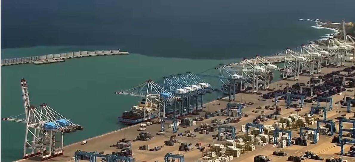 ميناء طنجة المتوسط.. مرفأ “مُلك” قديم وبوابة العالم الجديدة 1 استغرق بناء الميناء بمحطتيه البحريتين زهاء تسع سنوات