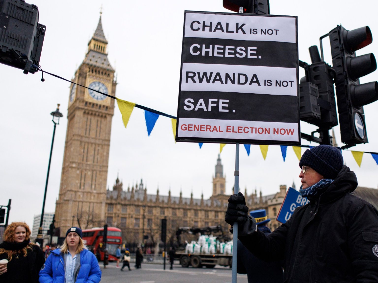 البرلمان البريطاني يقر قانونا مثيرا للجدل يتيح ترحيل مهاجرين إلى رواندا 11954637 1713848439