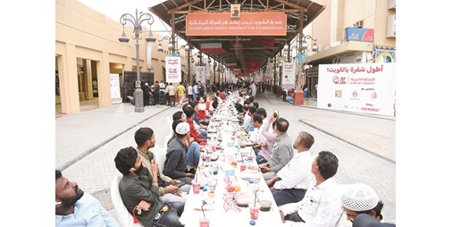 «النجاة الخيرية» نظّمت أطول سفرة لإفطار الصائمين 1231265 1