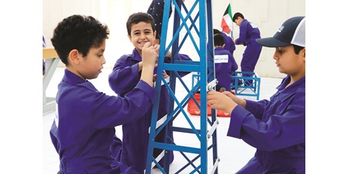 60 طالباً من مدرسة عبدالمحسن البحر الابتدائية تنافسوا بمسابقة «التطبيقات الصناعية» 1231616 1