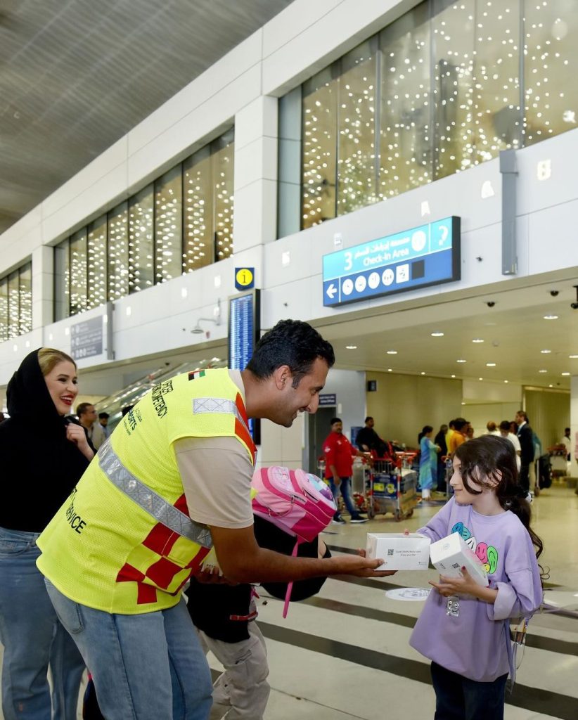 “مطارات دبي” توزع 73 ألف عبوة من الوجبات الخفيفة والمياه على المسافرين 1713629450 image