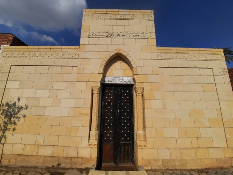 دموع "بقيع مصر" ومدينة الموتى التاريخية.. ماذا بقى من قرافة القاهرة؟ 2 ضريح شيخ الاسلام الإمام المفسر الحافظ الفقيه ابن حجرالعسقلاني - الإمام الشافعي – القاهرة – الجزيرة نت