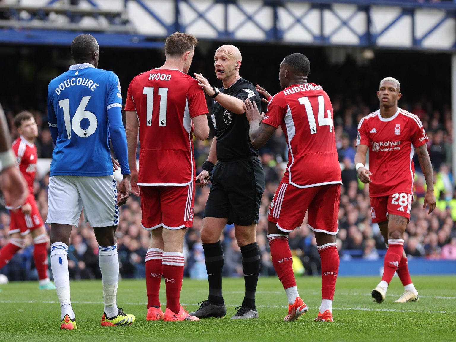 لم يحتسب 3 ركلات جزاء.. نوتنغهام فورست يتهم حكم “الفار” بتشجيع لوتون تاون 2149637894 1713878524