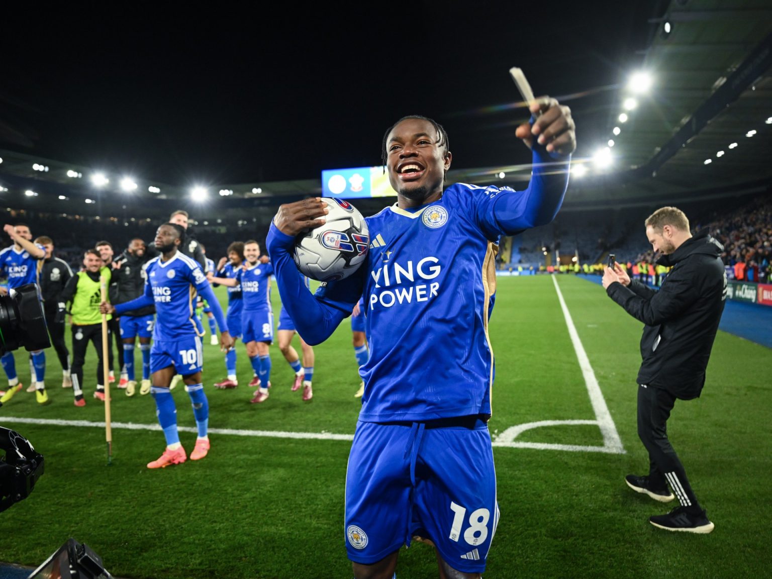 ليستر سيتي يعود للدوري الإنجليزي الممتاز 2149890601 1714167818