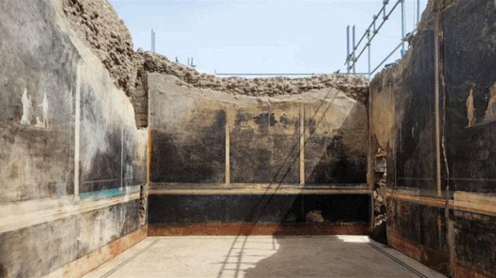 قاعة طعام بجدران سوداء تعود إلى 2000 عام! 2375838