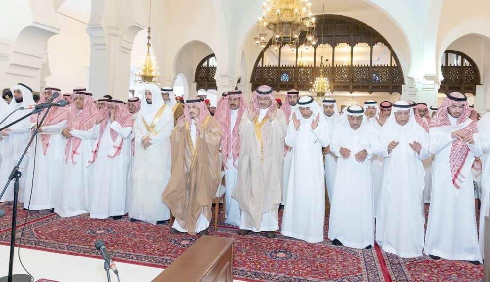 أمير الرياض يؤدي صلاة الميت
على محمد بن معمر 2377270