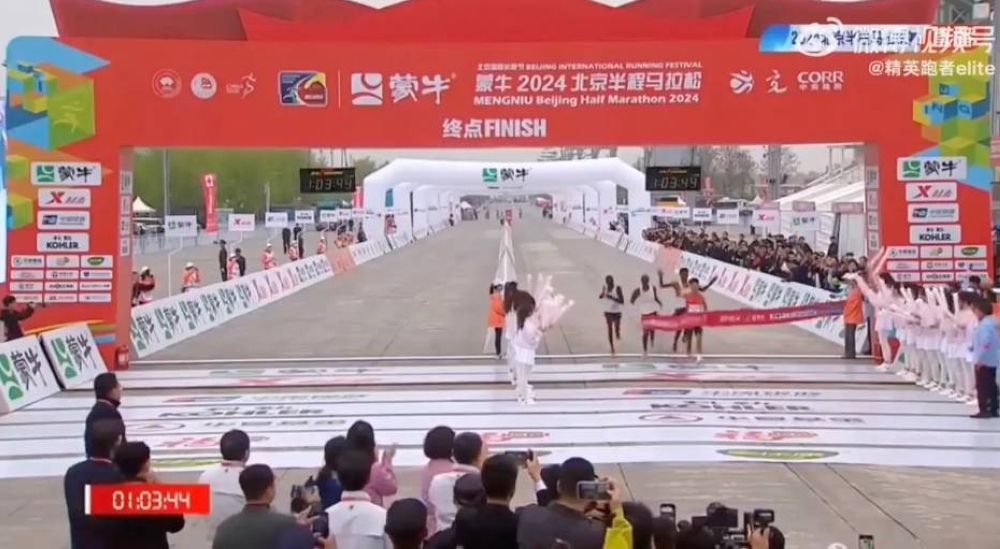 استبعاد 4 عدائين بعد تآمر 3 أفارقة منهم عند خط النهاية ليكسب «الصيني» ماراثون بكين 2378467
