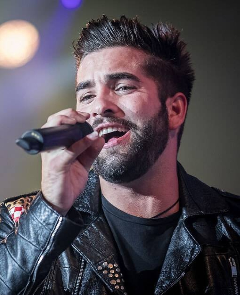 إصابة مغنٍّ فرنسي شهير بطلق ناري 2379507