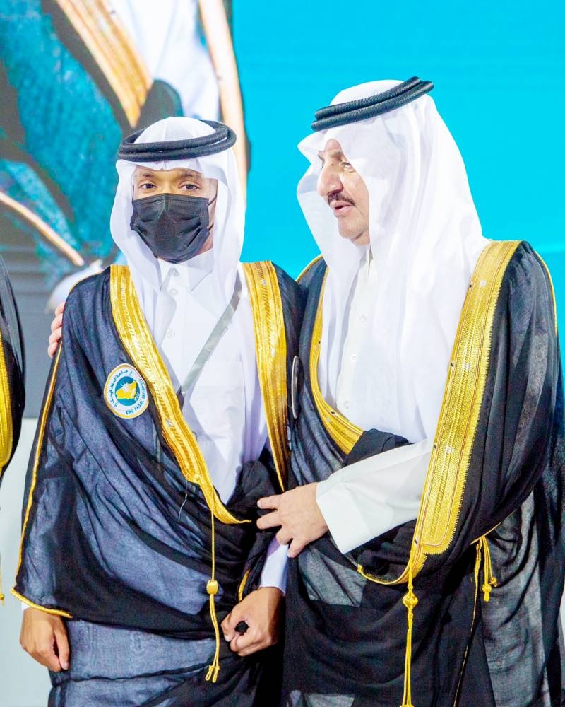 مريض سرطان يؤجل «الكيماوي» لاستلام درع تخرجه من أمير الشرقية 2379641