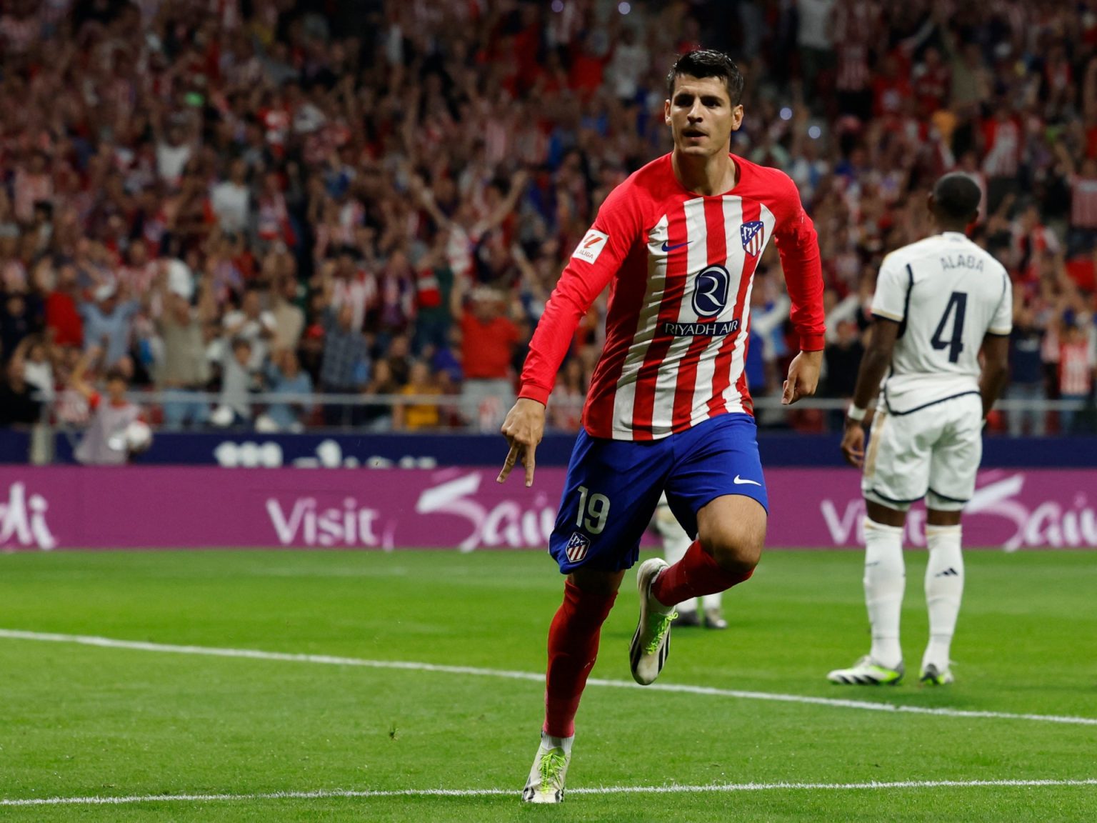 هداف أتلتيكو مدريد يصاب بـ”أحد أسوأ الأمراض في العالم” 33WG872 highres 1695746464