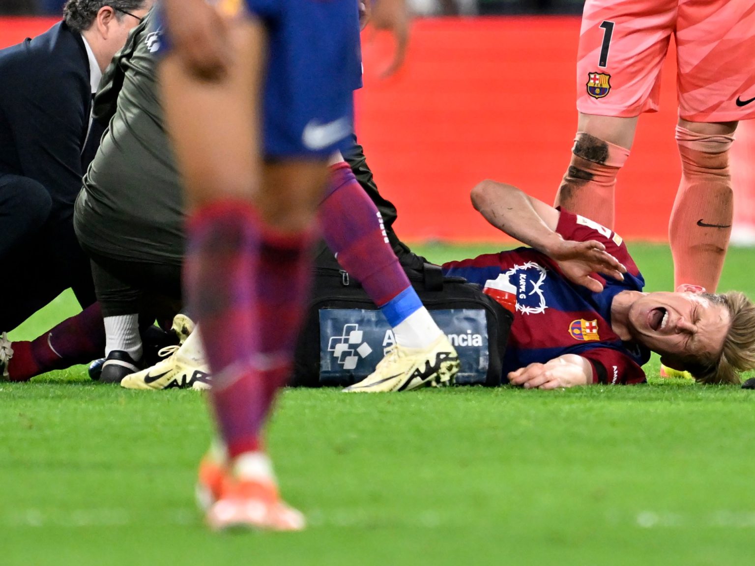 دي يونغ لن يرتدي قميص برشلونة مجددا هذا الموسم 34335432 1713804275