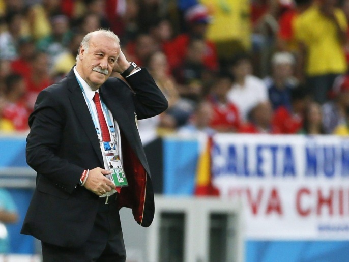 أفكار ثورية غريبة في خطط كرة القدم 1 Spain's head coach Vicente del Bosque reacts during the FIFA World Cup 2014 group B preliminary round match between Spain and Chile at the Estadio do Maracana in Rio de Janeiro, Brazil, 18 June 2014. (RESTRICTIONS APPLY: Editorial Use Only, not used in association with any commercial entity - Images must not be used in any form of alert service or push service of any kind including via mobile alert services, downloads to mobile devices or MMS messaging - Images must appear as still images and must not emulate match action video footage - No alteration is made to, and no text or image is superimposed over, any published image which: (a) intentionally obscures or removes a sponsor identification image; or (b) adds or overlays the commercial identification of any third party which is not officially associated with the FIFA World Cup) EPA/JUANJO MARTIN