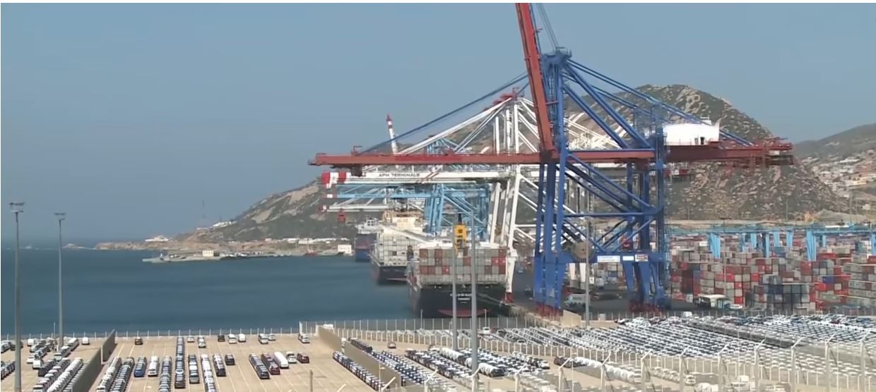 ميناء طنجة المتوسط.. مرفأ “مُلك” قديم وبوابة العالم الجديدة 6 تدشين المحطة الثانية للميناء نقلت المغرب بشكل مباشر من الرتبة الـ83 عالميا إلى الرتبة الـ17