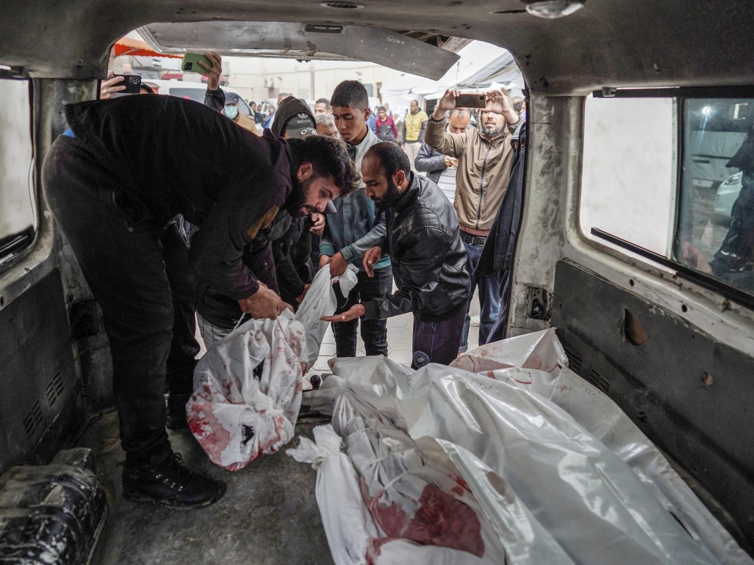 الاحتلال يرتكب مجزرة جديدة بغزة ويواصل قصف مخيم النصيرات 63 1 1712903655