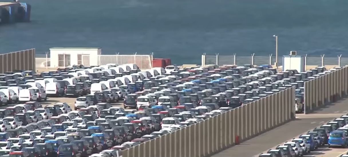 ميناء طنجة المتوسط.. مرفأ “مُلك” قديم وبوابة العالم الجديدة 5 الطول الإجمالي للأرصفة يبلغ ثلاثة كيلومترات، وهو ما يسمح لأربع ناقلات بحرية كبرى ملقبة بـ"عمالقة البحر"